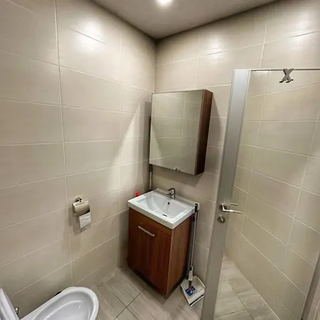 5 Min From The Airport Apartment